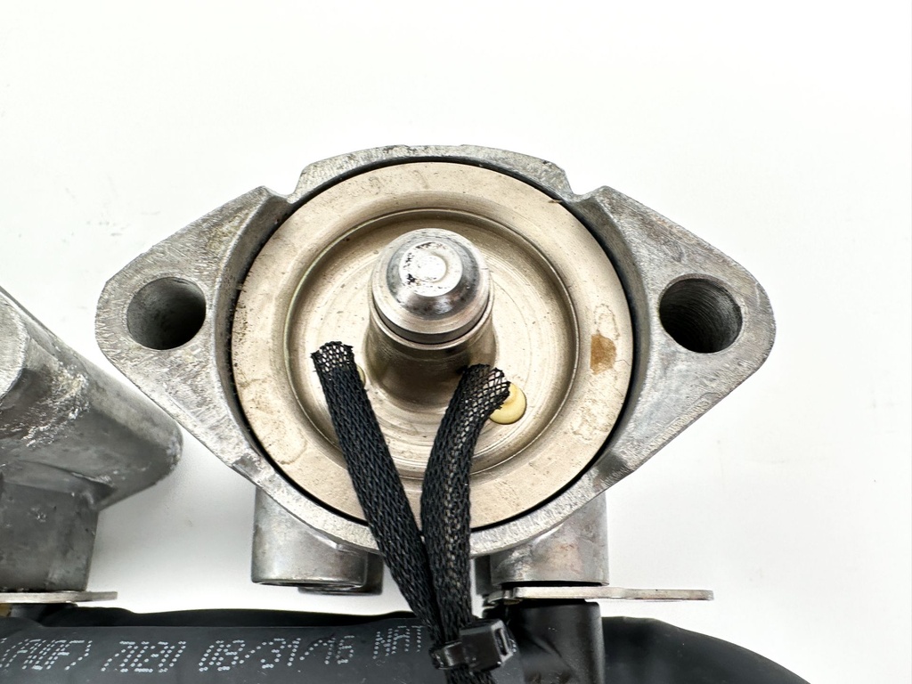 2017 Evinrude 200 HP 2 Stroke Etec Outboard Fuel Injector Set W/ Rail 5007765