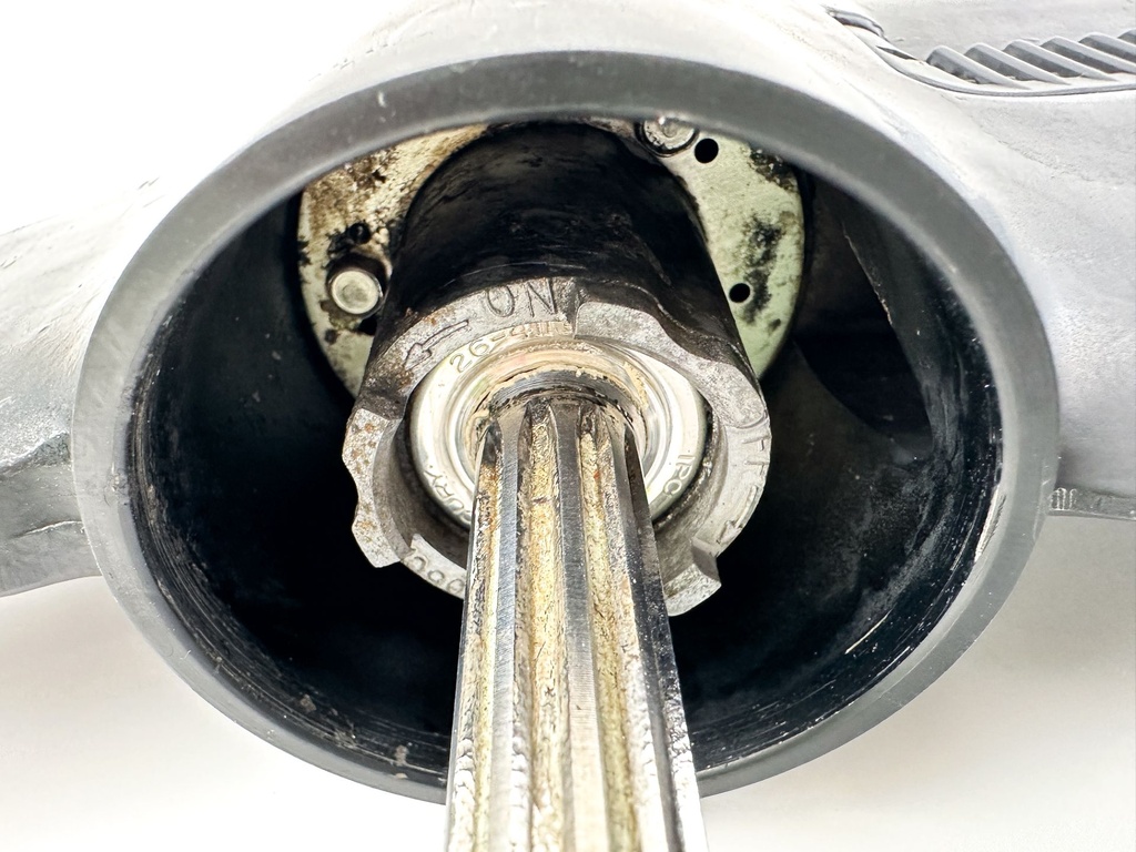 Mercury Mariner 20 25 HP 2 Stroke 20" Long Lower Unit Gear Case 8669T28