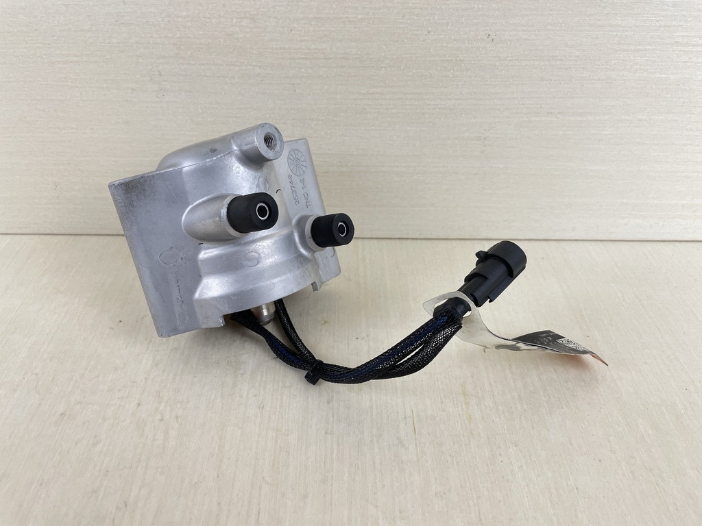 2016 Evinrude 25HP Etec 2 Stroke Outboard Fuel Injector Assembly 5008837