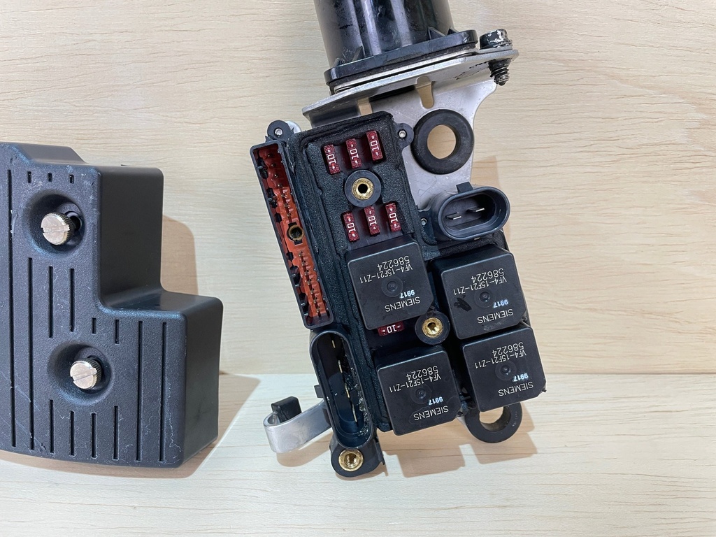 2000 Evinrude Ficht 175HP Engine Fuse Box Assembly 0586379 0586754