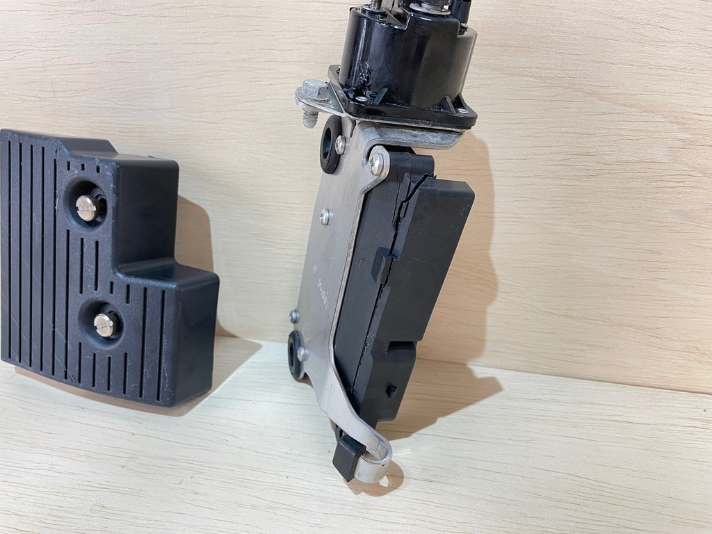 2000 Evinrude Ficht 175HP Engine Fuse Box Assembly 0586379 0586754