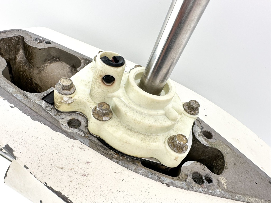 2013 Evinrude 30 HP 2 Stroke Outboard Lower Unit Gear Case 5008214 OEM