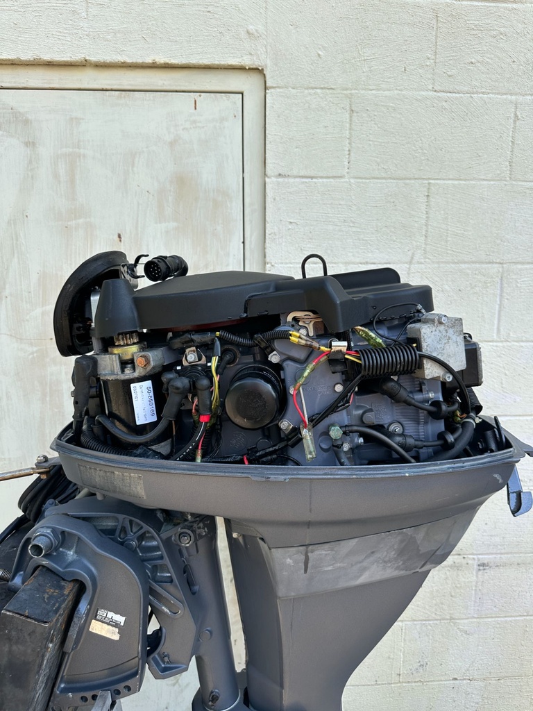 2002 Yamaha 25HP 4 Stroke Outboard Engine W/ 20" Long Shaft