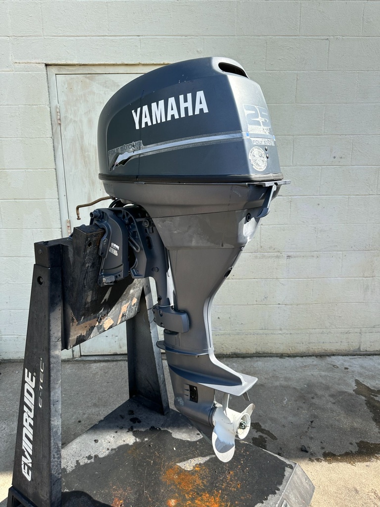 2002 Yamaha 25HP 4 Stroke Outboard Engine W/ 20" Long Shaft