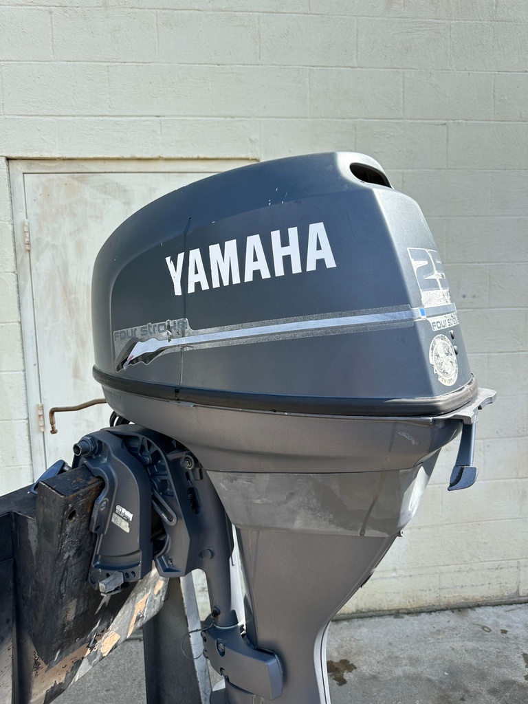 2002 Yamaha 25HP 4 Stroke Outboard Engine W/ 20" Long Shaft