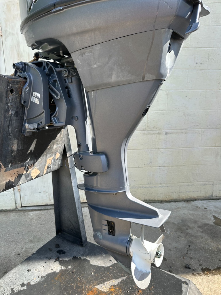 2002 Yamaha 25HP 4 Stroke Outboard Engine W/ 20" Long Shaft