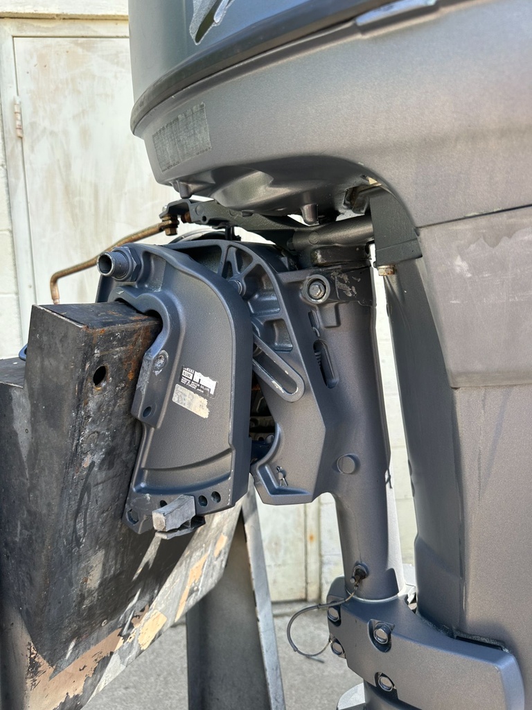 2002 Yamaha 25HP 4 Stroke Outboard Engine W/ 20" Long Shaft