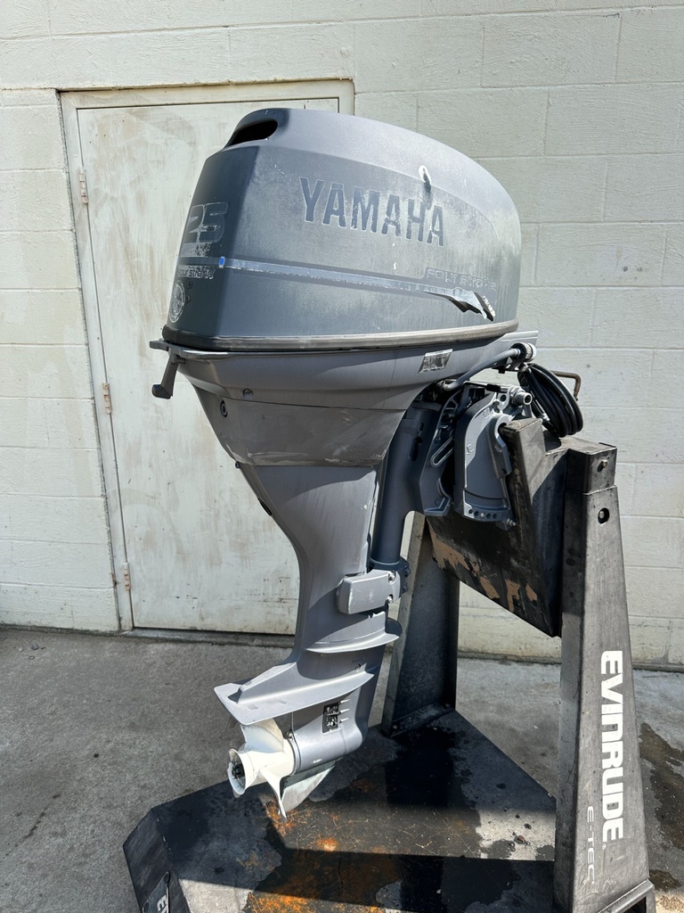 2002 Yamaha 25HP 4 Stroke Outboard Engine W/ 20" Long Shaft