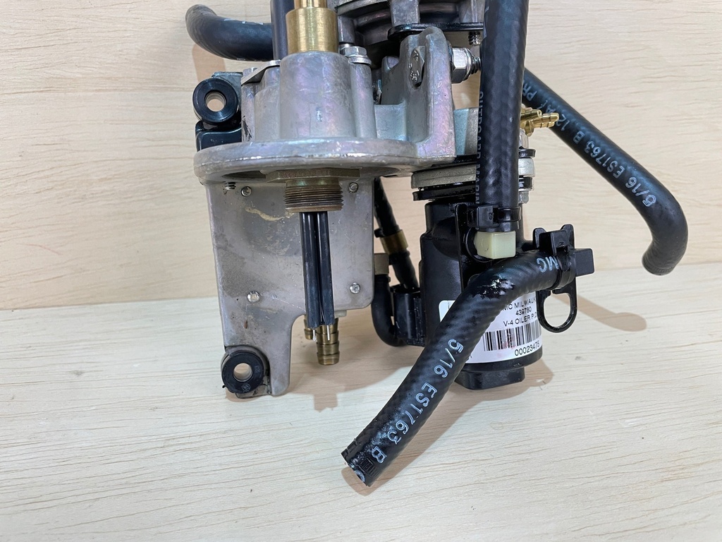 2000 Evinrude Ficht 175HP Oil Lift Pump And Injector 5001504 5005257