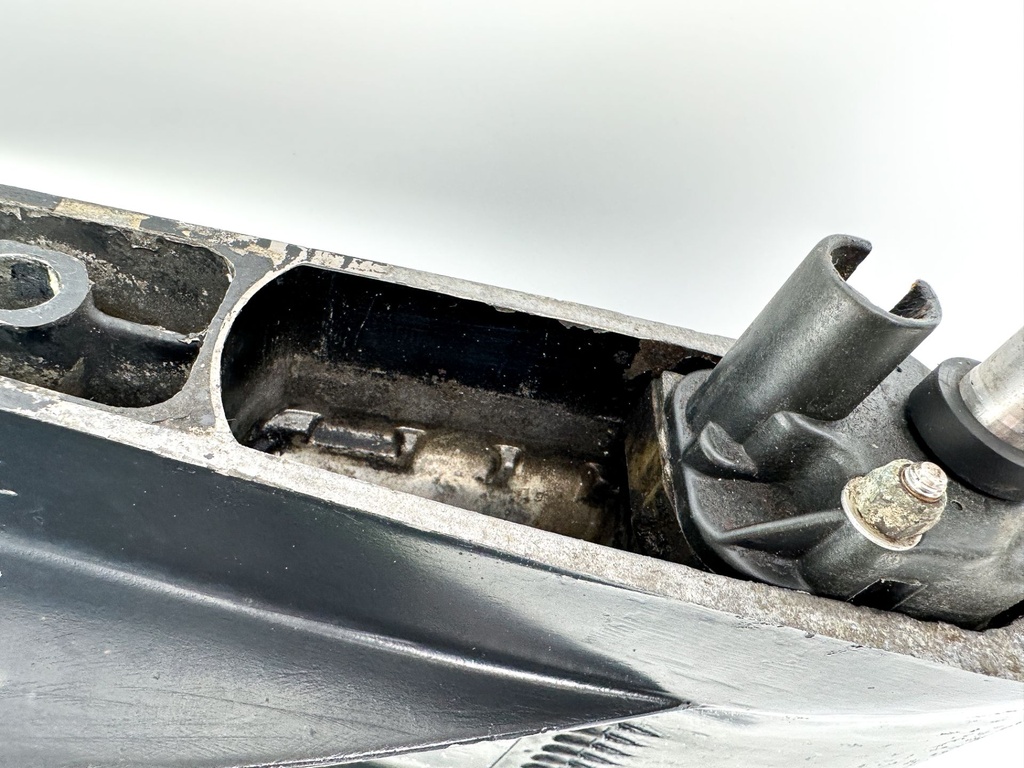 Mercury 50 60 HP 2 Stroke 3 Cylinder Lower Unit Gear Case 20" Long