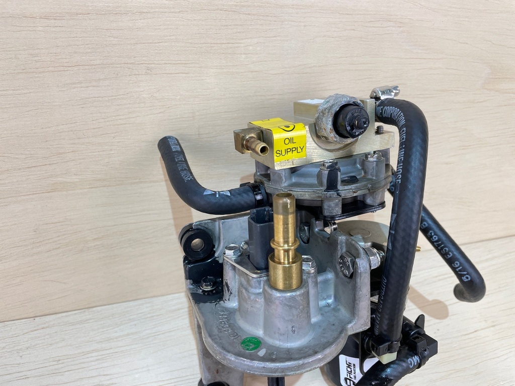 2000 Evinrude Ficht 175HP Oil Lift Pump And Injector 5001504 5005257