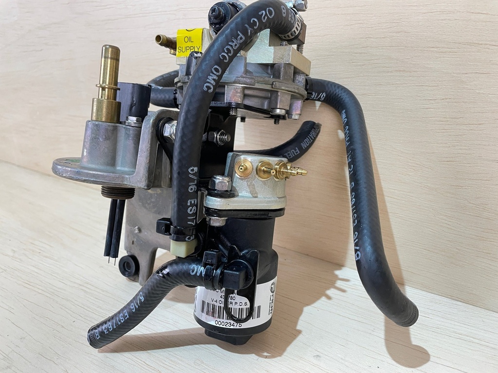 2000 Evinrude Ficht 175HP Oil Lift Pump And Injector 5001504 5005257