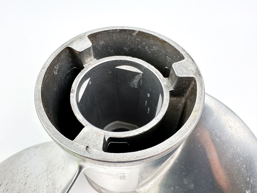 Mercury Marine Vengeance 13 x 18 P Stainless Steel Propeller 48-16988 RH