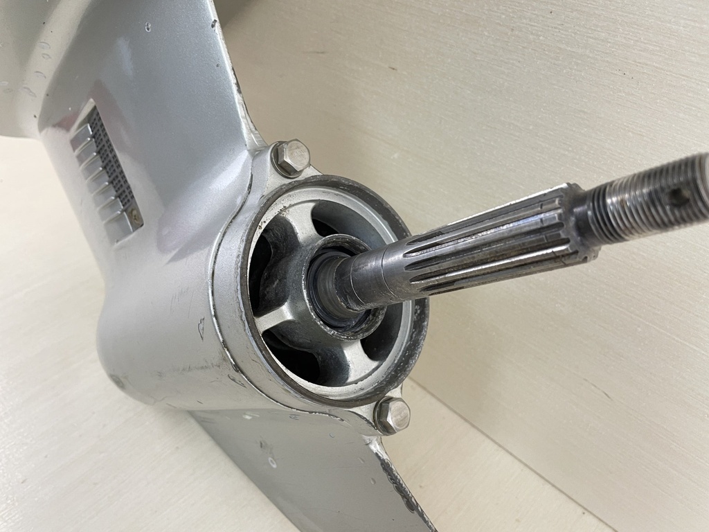 2001 Honda 90HP 4 Stroke Outboard 25" XL Lower Unit Gear Case RH 41100-ZW1-B40ZA