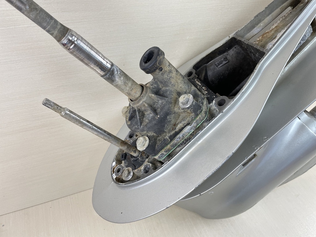 2001 Honda 90HP 4 Stroke Outboard 25" XL Lower Unit Gear Case RH 41100-ZW1-B40ZA