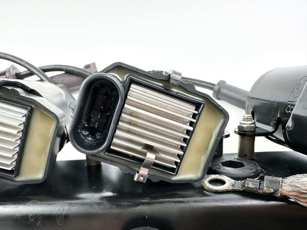 2004 Mercury 60 HP 4 Stroke Outboard Ignition Coil Set W/ Plate 8778031 OEM