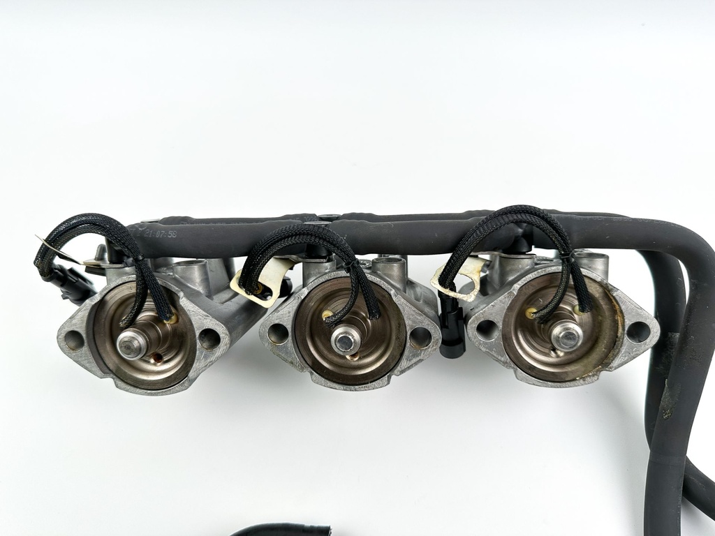 2013 Evinrude 75 HP Etec 2 Stroke Outboard Fuel Injector Set W/ Rail 5008886 OEM