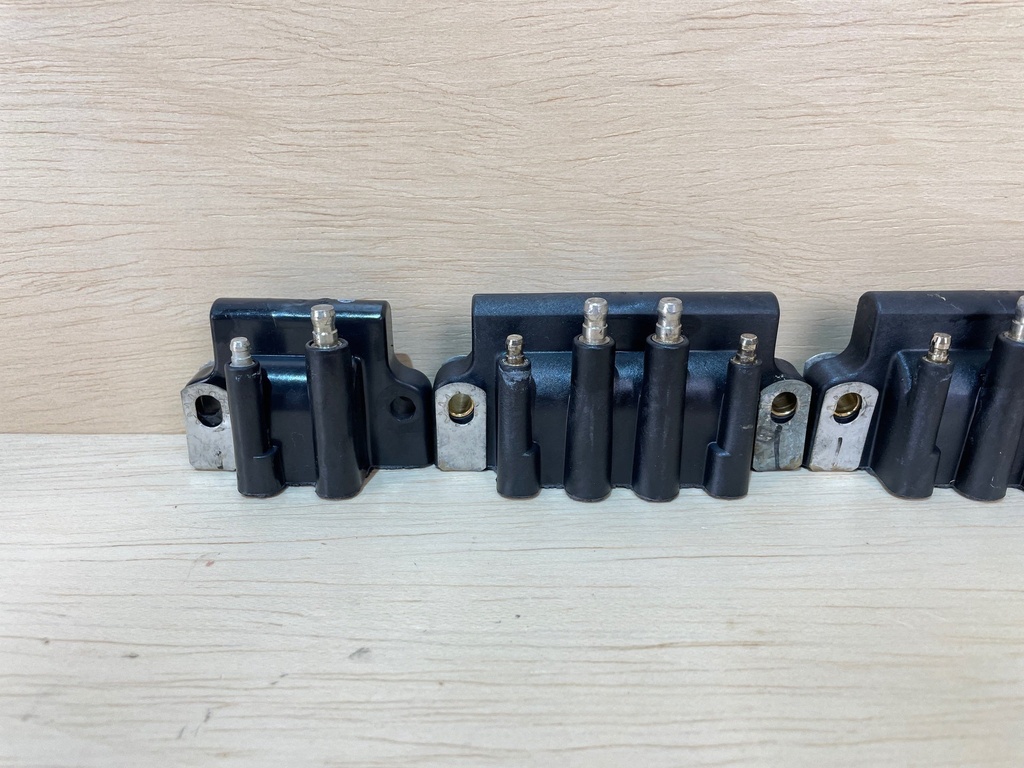 2000 Evinrude Ficht 175HP Ignition Coil Set 0586333 0583740