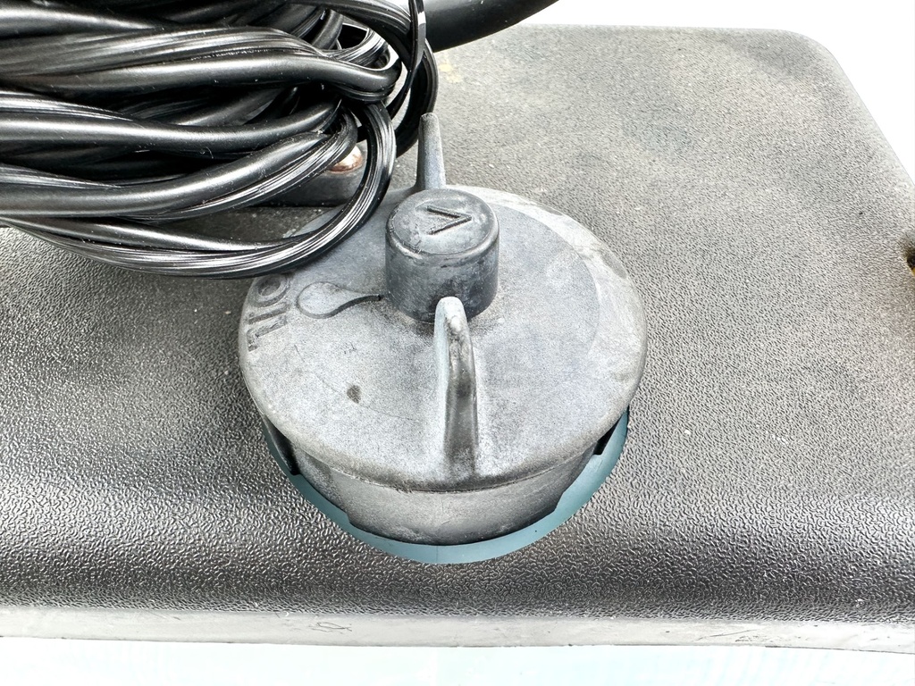 Evinrude Johnson Remote Oil Supply Tank 1.8 Gallons W/ Bracket