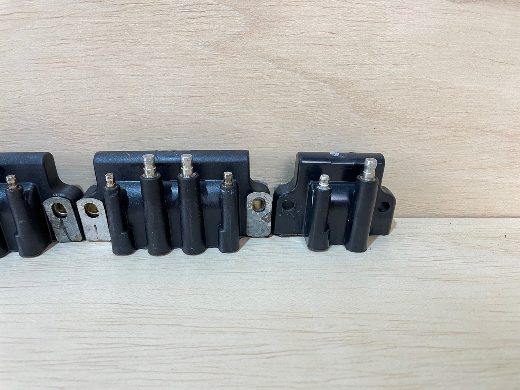2000 Evinrude Ficht 175HP Ignition Coil Set 0586333 0583740