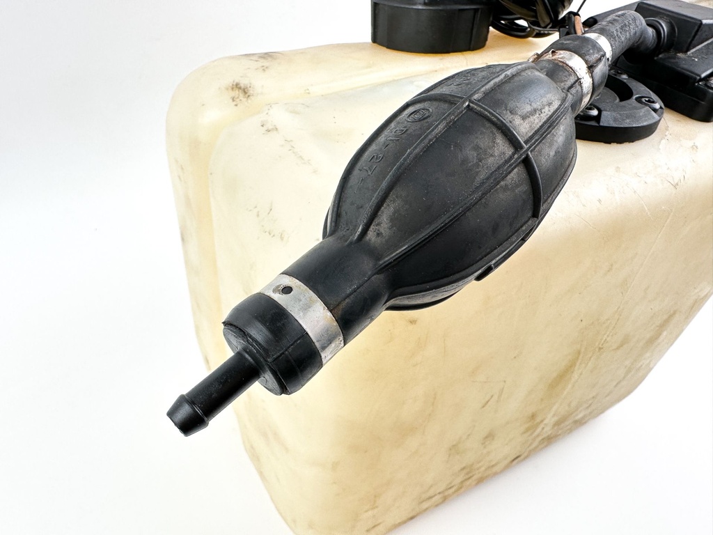 Johnson Evinrude 2 Stroke Outboard Remote Oil Supply Tank 1.8 Gallons W/ Return