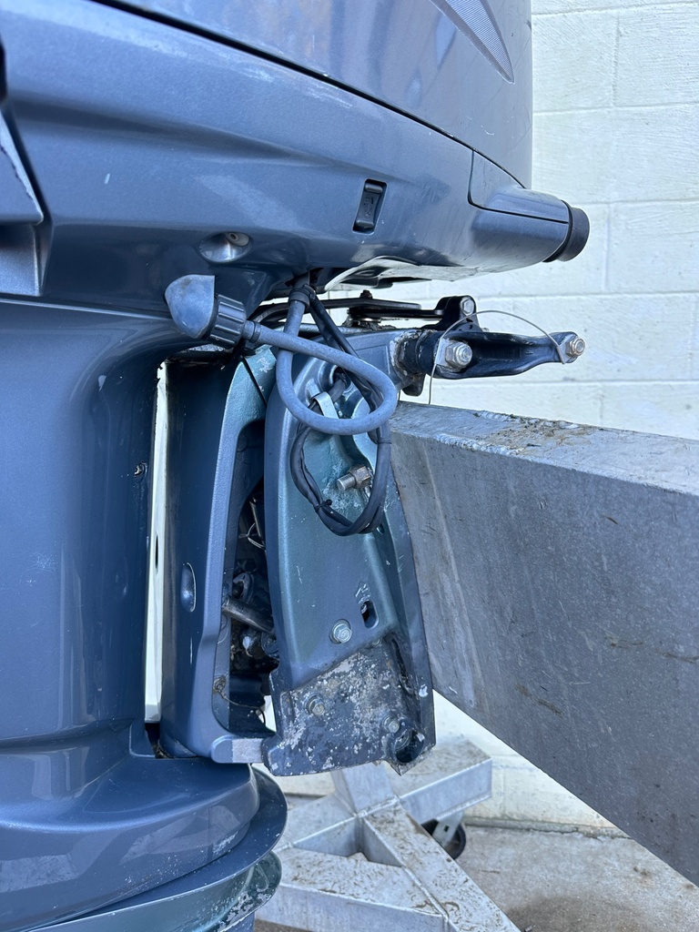 2004 Yamaha F225 225HP 4 Stroke Outboard Engine W/ 25" Shaft