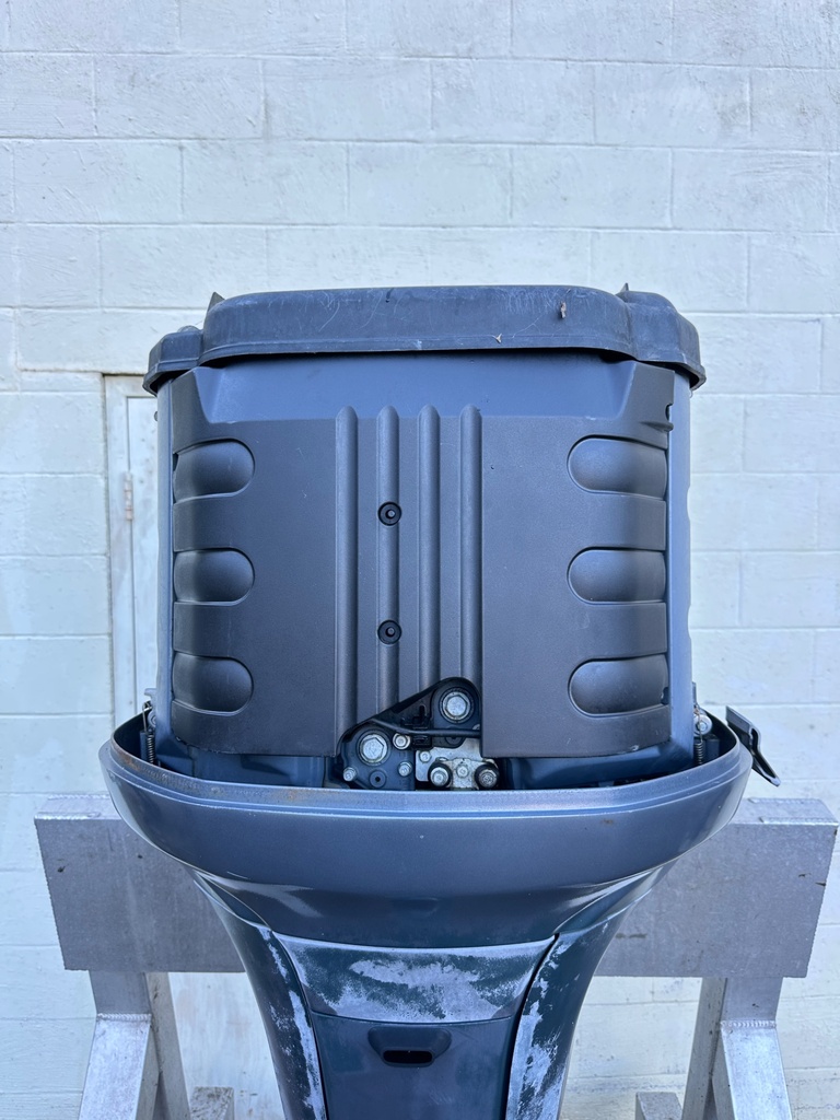 2004 Yamaha F225 225HP 4 Stroke Outboard Engine W/ 25" Shaft