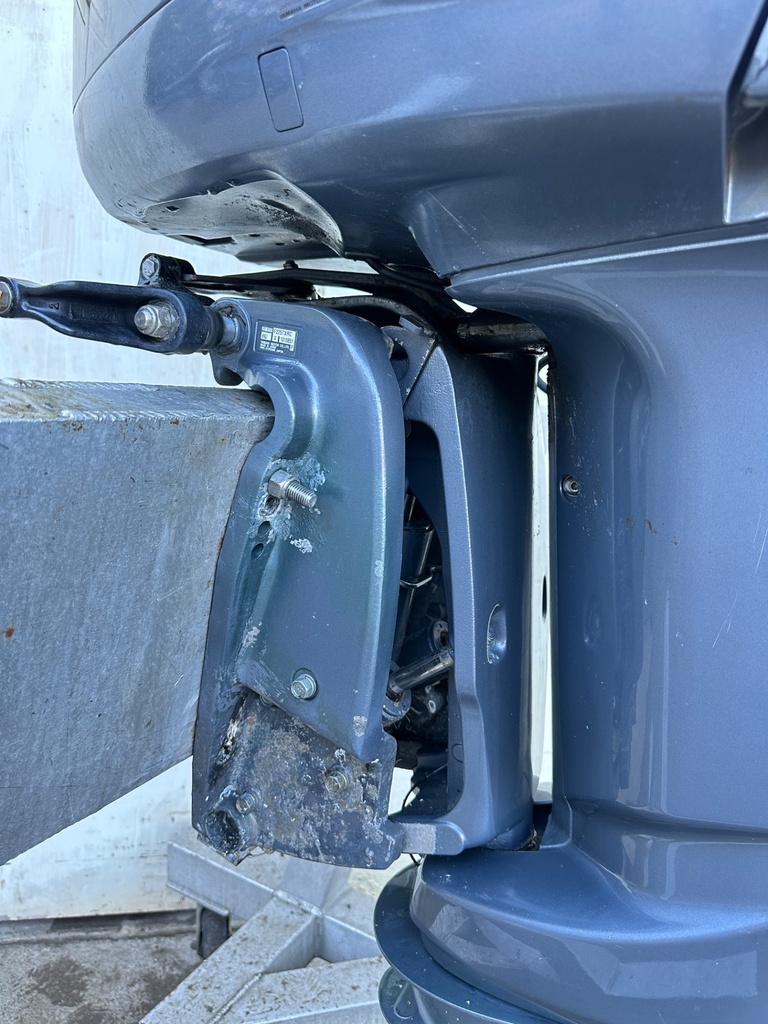 2004 Yamaha F225 225HP 4 Stroke Outboard Engine W/ 25" Shaft