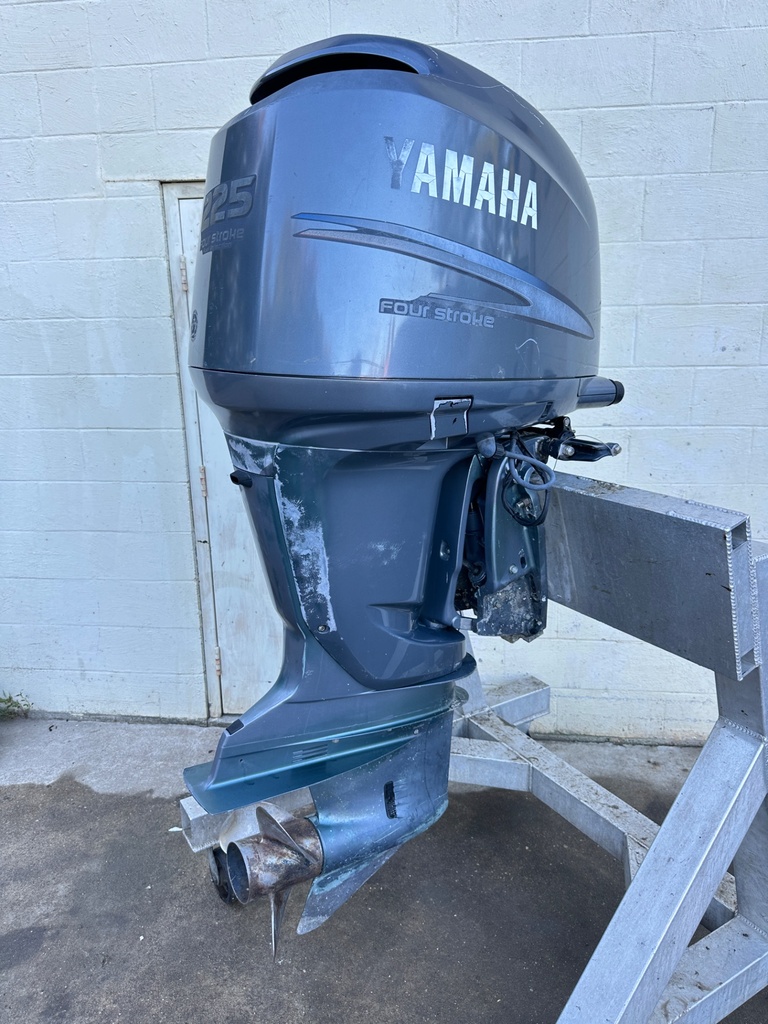 2004 Yamaha F225 225HP 4 Stroke Outboard Engine W/ 25" Shaft