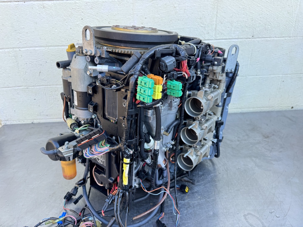 2004 Yamaha F225 225HP 3.3L 4 Stroke Outboard Powerhead - 231 Hours