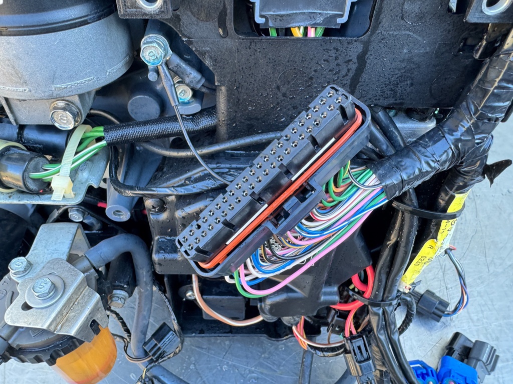 2004 Yamaha F225 225HP 3.3L 4 Stroke Outboard Powerhead - 231 Hours