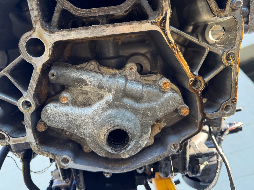 2004 Yamaha F225 225HP 3.3L 4 Stroke Outboard Powerhead - 231 Hours