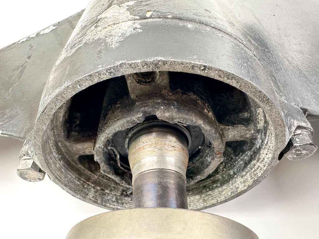 1998 - 2009 Suzuki DF 60 70 HP 20" Long Lower Unit Gear Case OEM