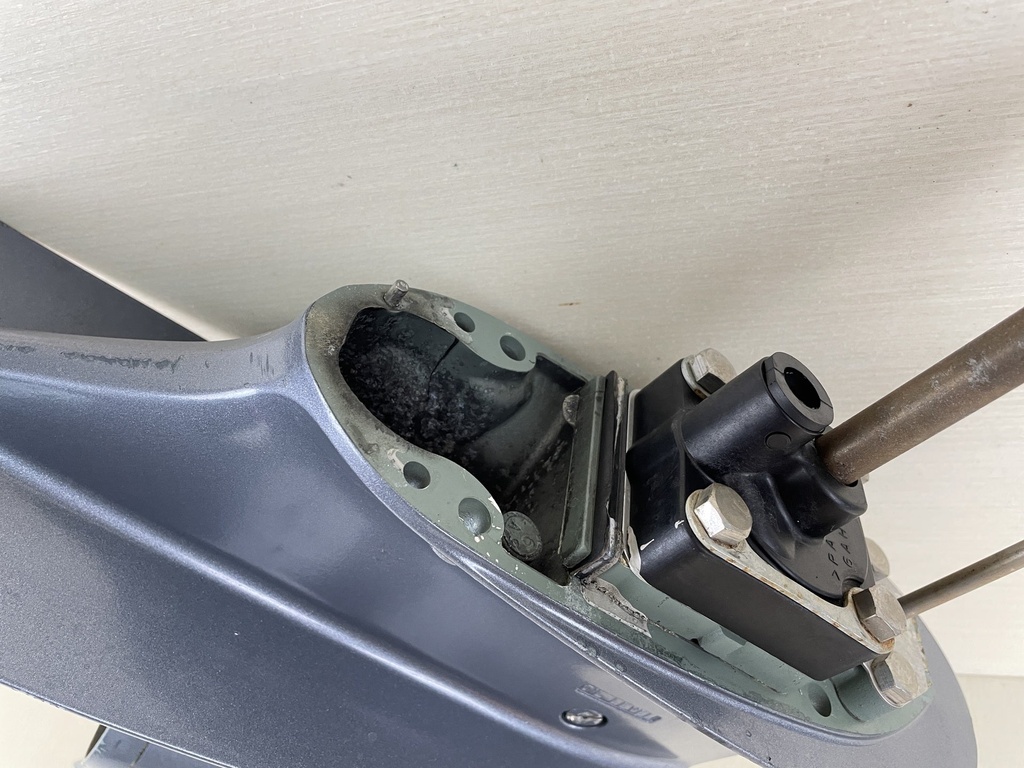 2007 Yamaha 20HP 4 Stroke Outboard 20" Long Lower Unit Gear Case 6AH-45300-10-4D  