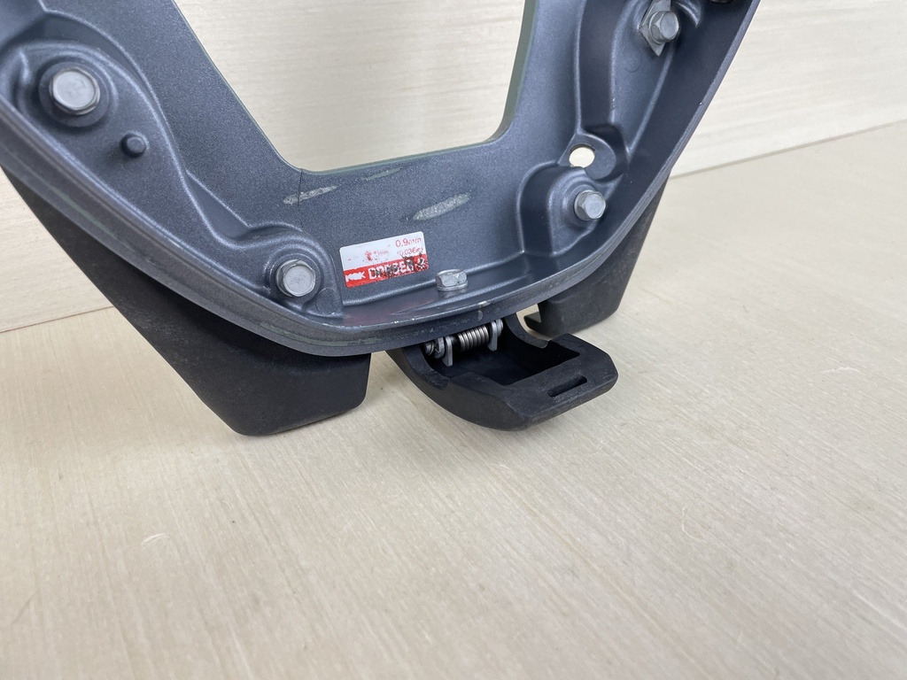 2007 Yamaha 20HP 4 Stroke Outboard Lower Cowling Pan Assembly 6AH-42710-10-4D