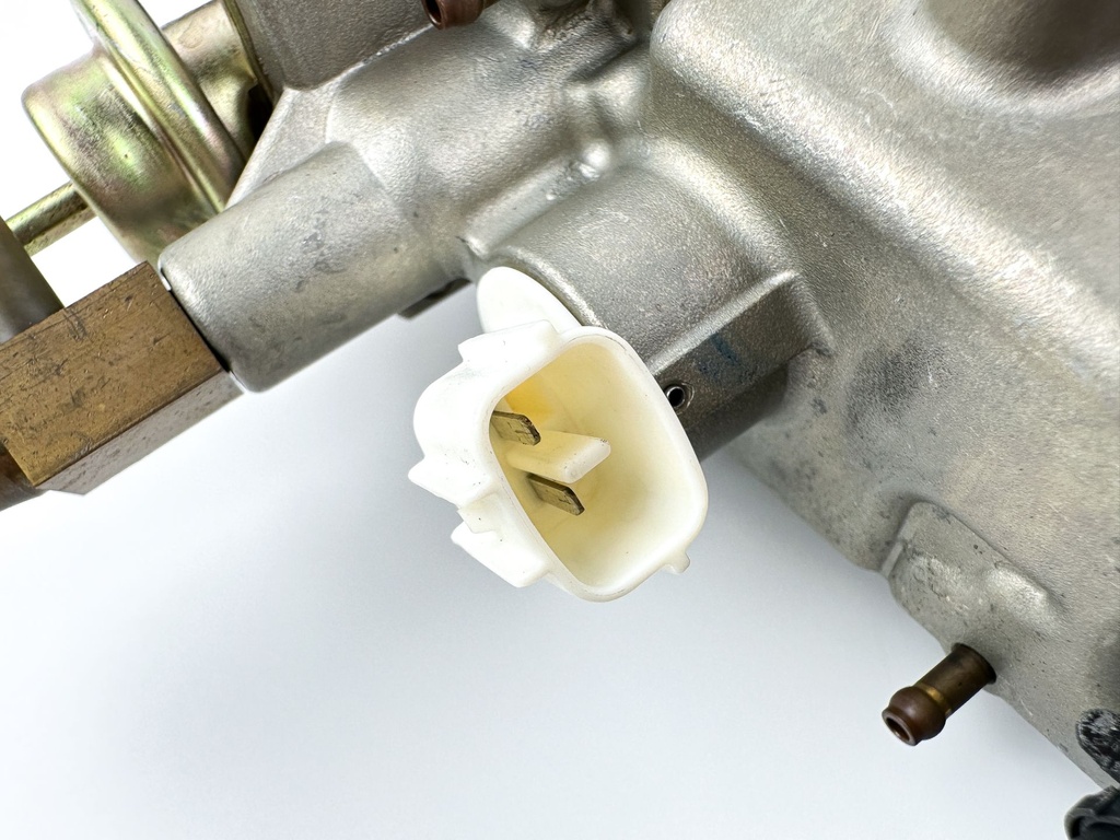 2005 Yamaha 250HP 4 Stroke VST Float Chamber Assembly 6P2-14180-00-00 Cleaned & Tested