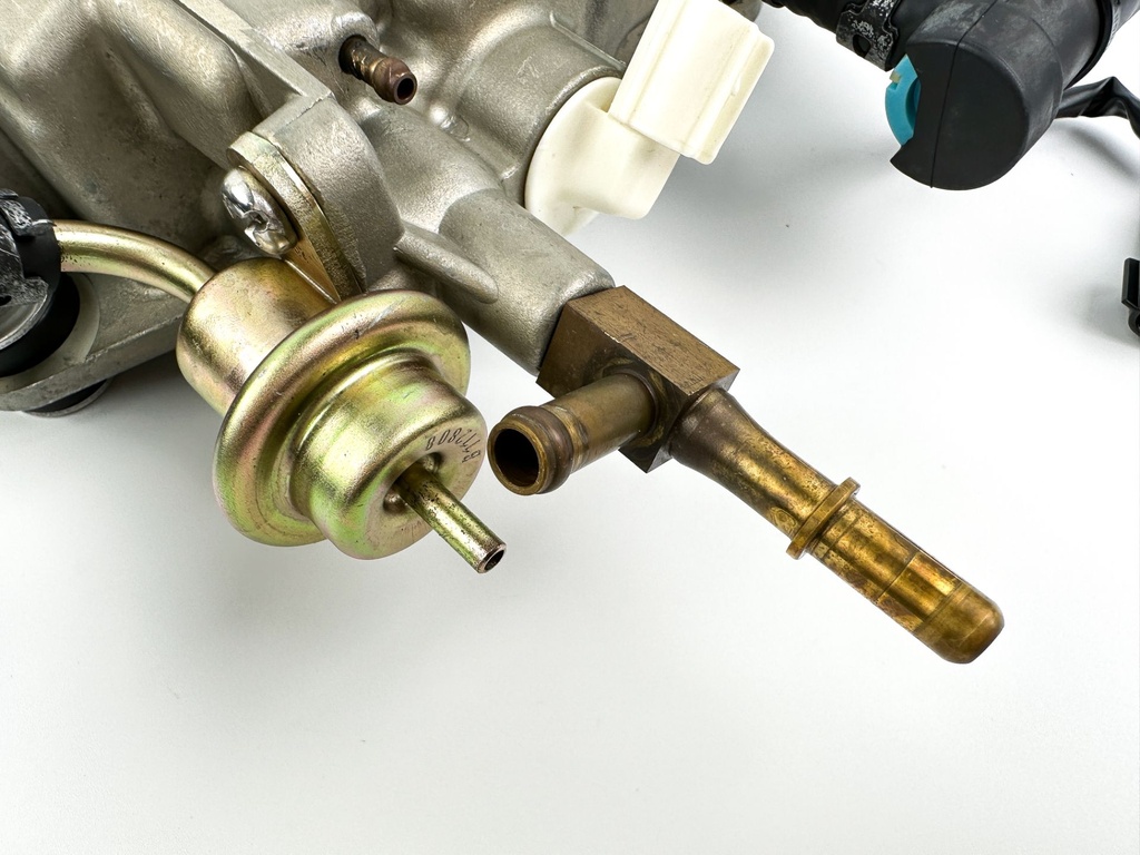 2005 Yamaha 250HP 4 Stroke VST Float Chamber Assembly 6P2-14180-00-00 Cleaned & Tested