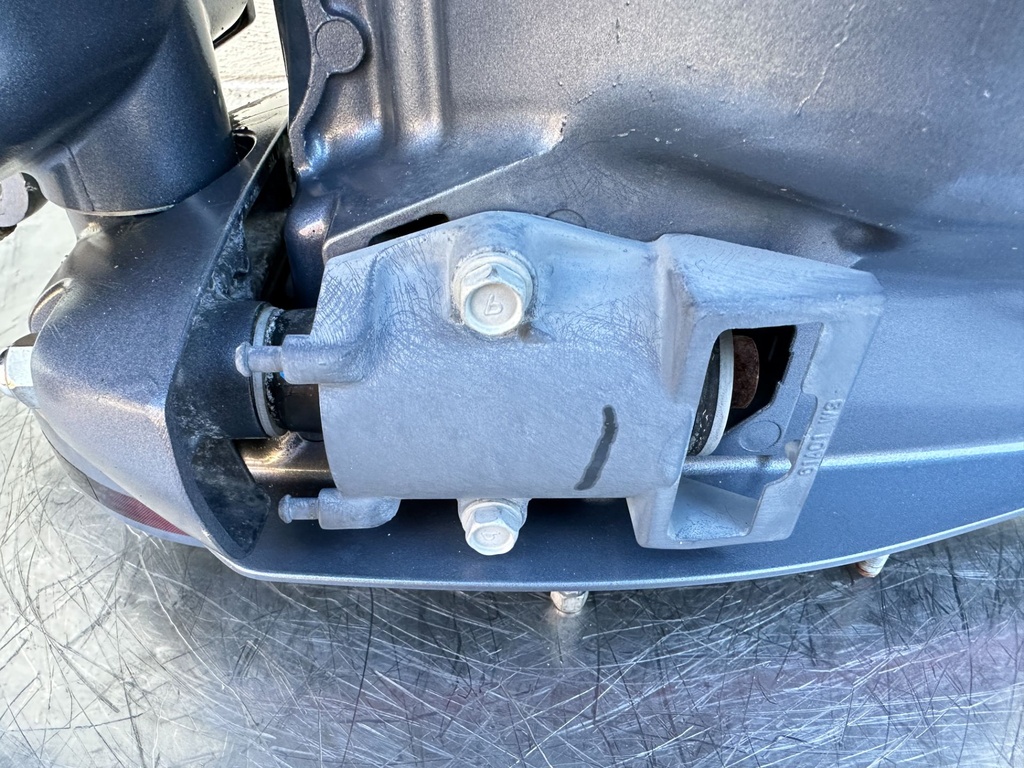 2017 Yamaha 250 HP 4 Stroke VMAX Outboard Complete Midsection & Swivel Bracket OEM