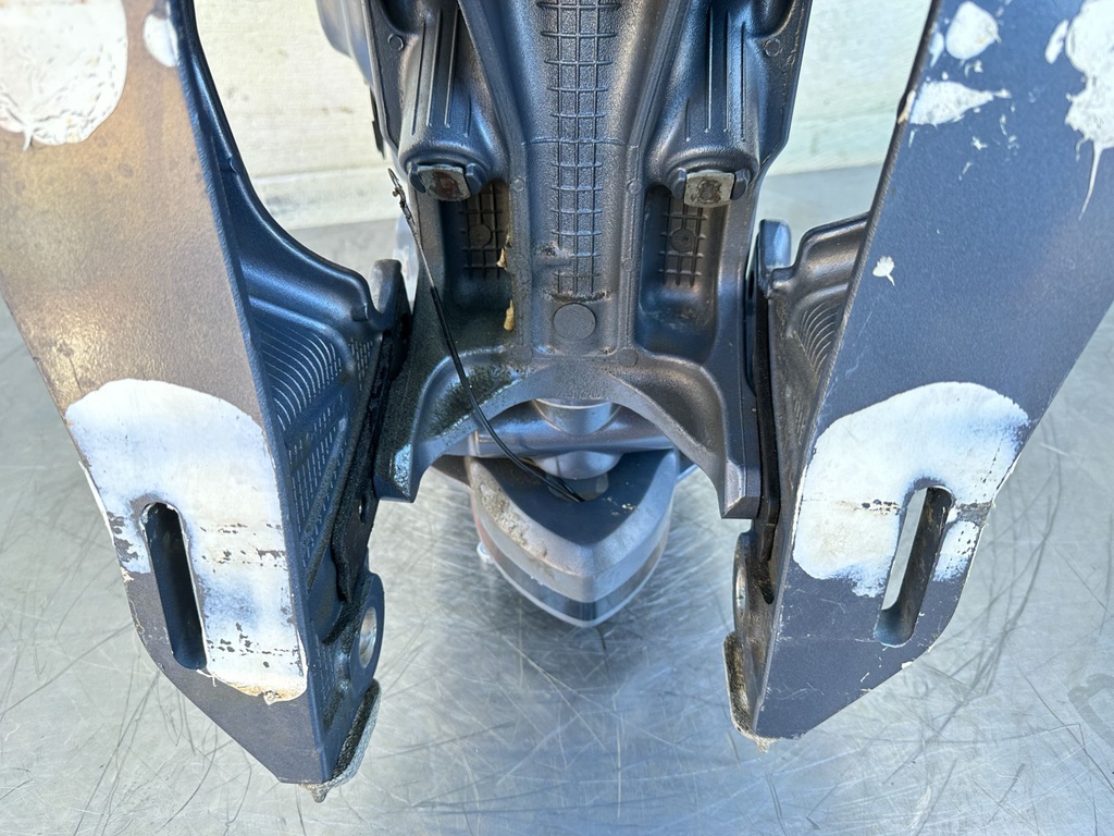 2017 Yamaha 250 HP 4 Stroke VMAX Outboard Complete Midsection & Swivel Bracket OEM