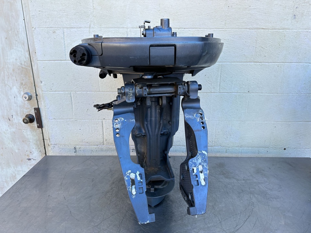 2004 Yamaha 225 HP 4 Stroke Outboard Complete Midsection & Swivel Bracket XL