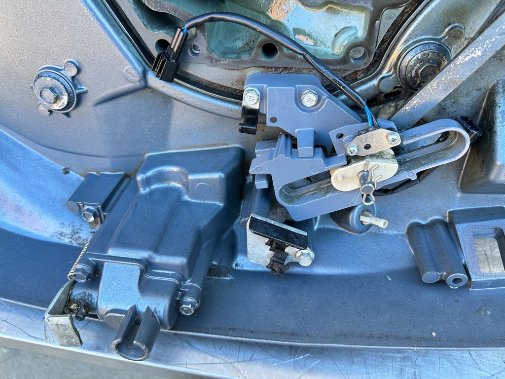 2004 Yamaha 225 HP 4 Stroke Outboard Complete Midsection & Swivel Bracket XL