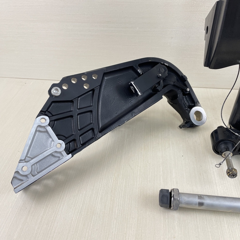 2005 Mercury 40HP 4 Stroke Outboard Swivel & Transom Brackets Mount 850066A1