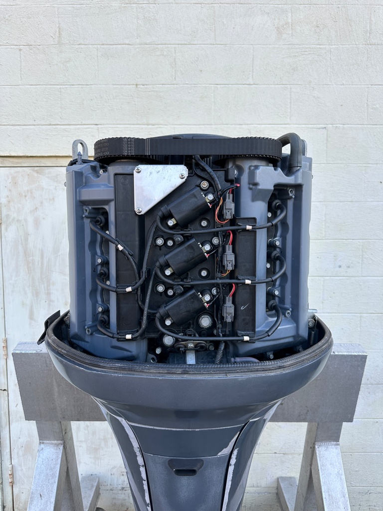 2005 Yamaha F225 225HP 4 Stroke Outboard Engine W/ 25" Shaft Standard Rotation