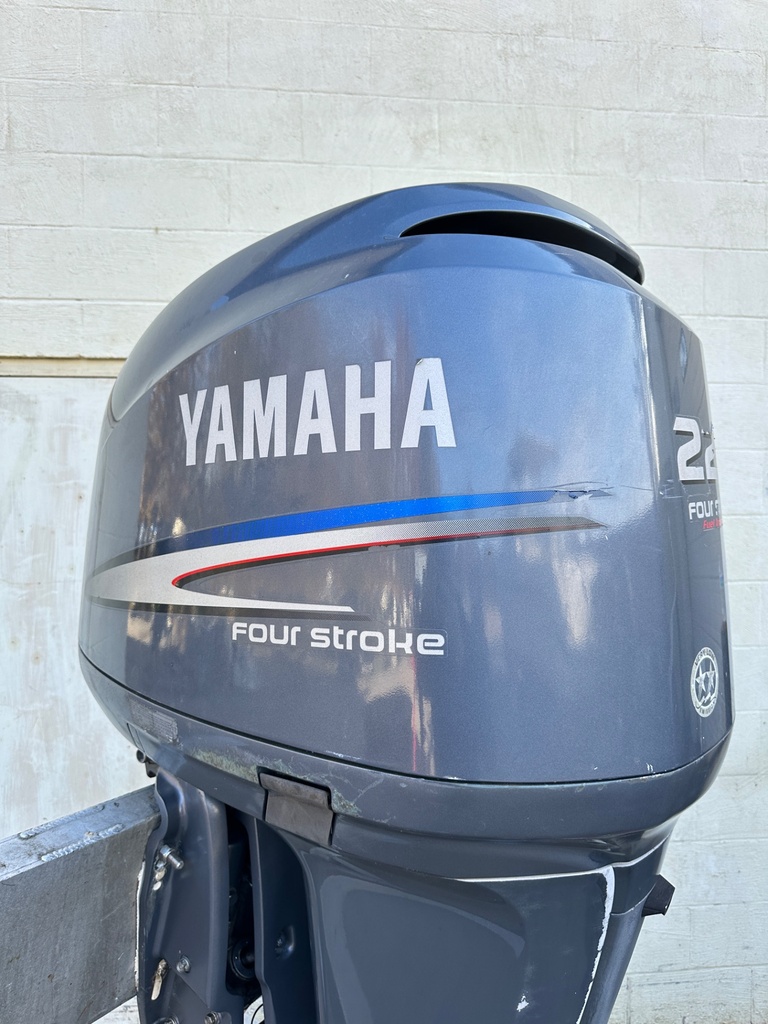 2005 Yamaha F225 225HP 4 Stroke Outboard Engine W/ 25" Shaft Standard Rotation