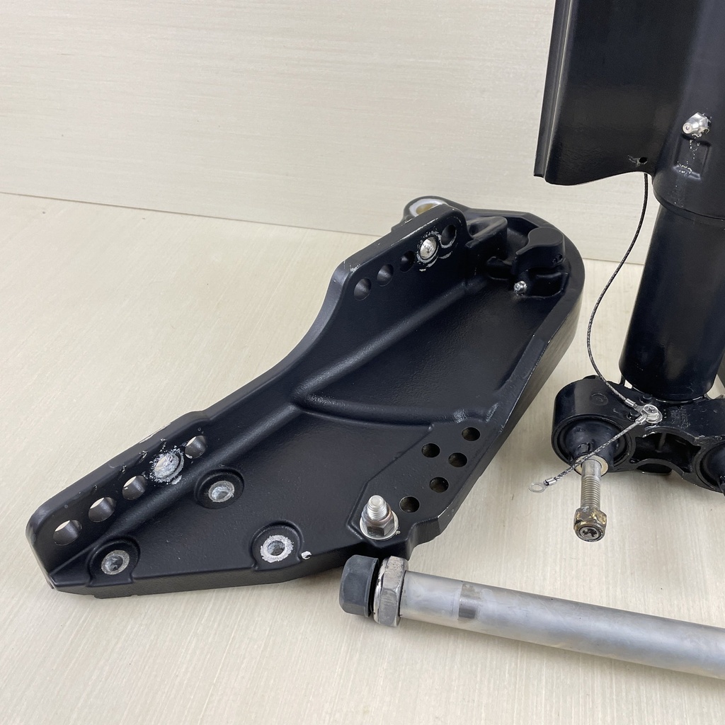 2005 Mercury 40HP 4 Stroke Outboard Swivel & Transom Brackets Mount 850066A1