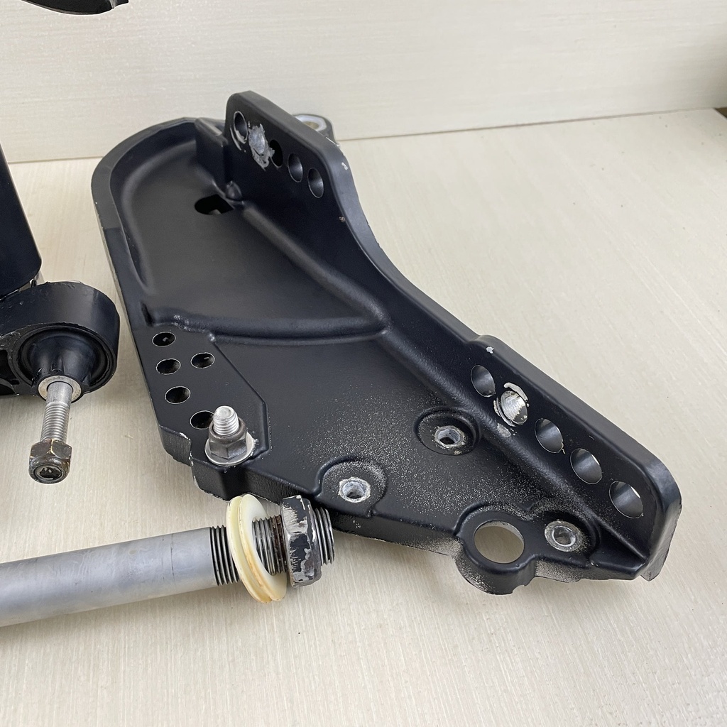 2005 Mercury 40HP 4 Stroke Outboard Swivel & Transom Brackets Mount 850066A1