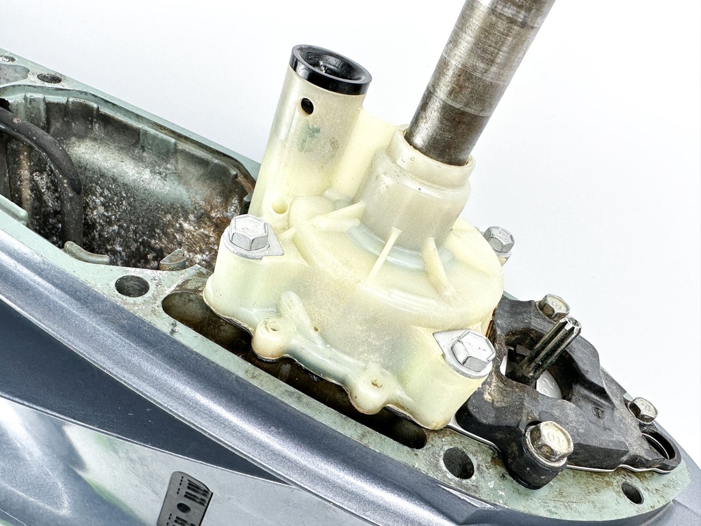 Yamaha 250HP 4 Stroke Outboard 3.3L 25" XL Lower Unit Gear Case Counter Rotation