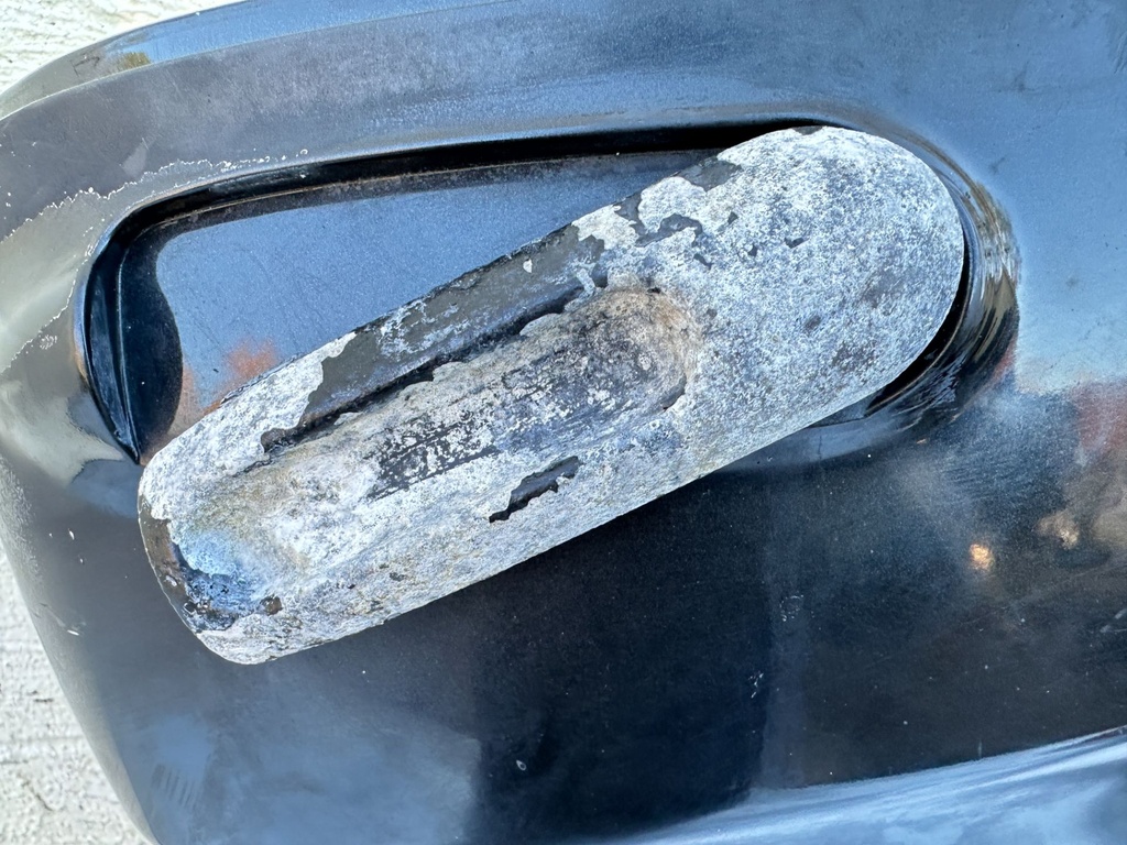 2005 Suzuki 140 HP 4 Stroke Outboard Lower Apron Cowling Starboard 61810-90J10-0EP OEM