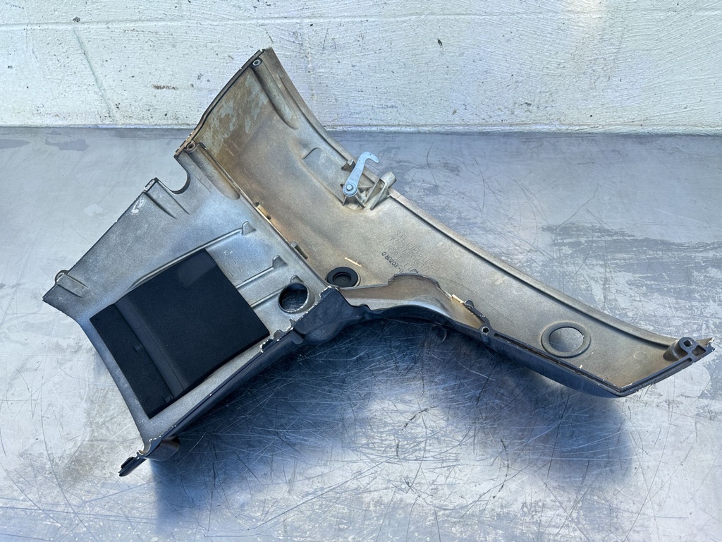 2005 Suzuki 140 HP 4 Stroke Outboard Lower Apron Cowling Port 61820-90J11-0EP OEM