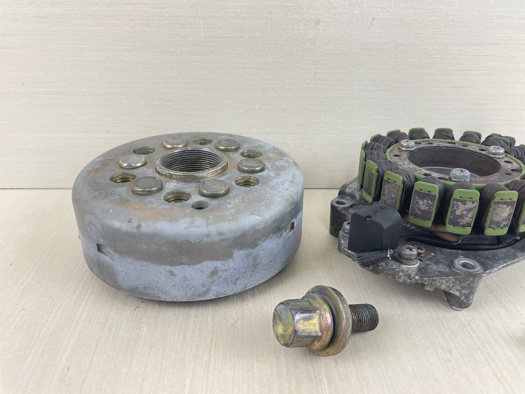 2001 Honda 90HP 4 Stroke Outboard Stator Pulser Coil Rotor Assembly 31630-ZW1-L01